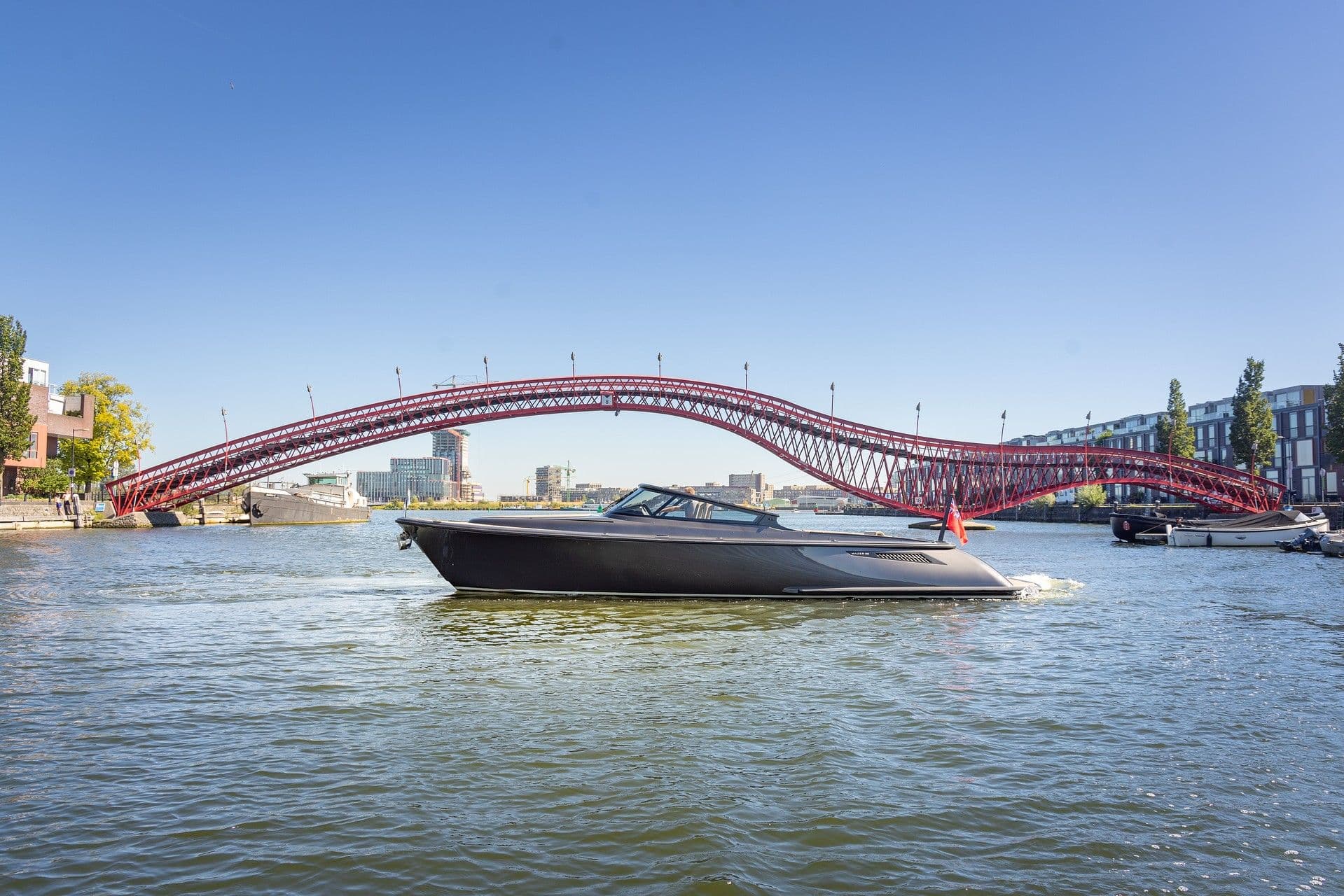 Wajer 38 Mia Yai Amsterdam red bridge