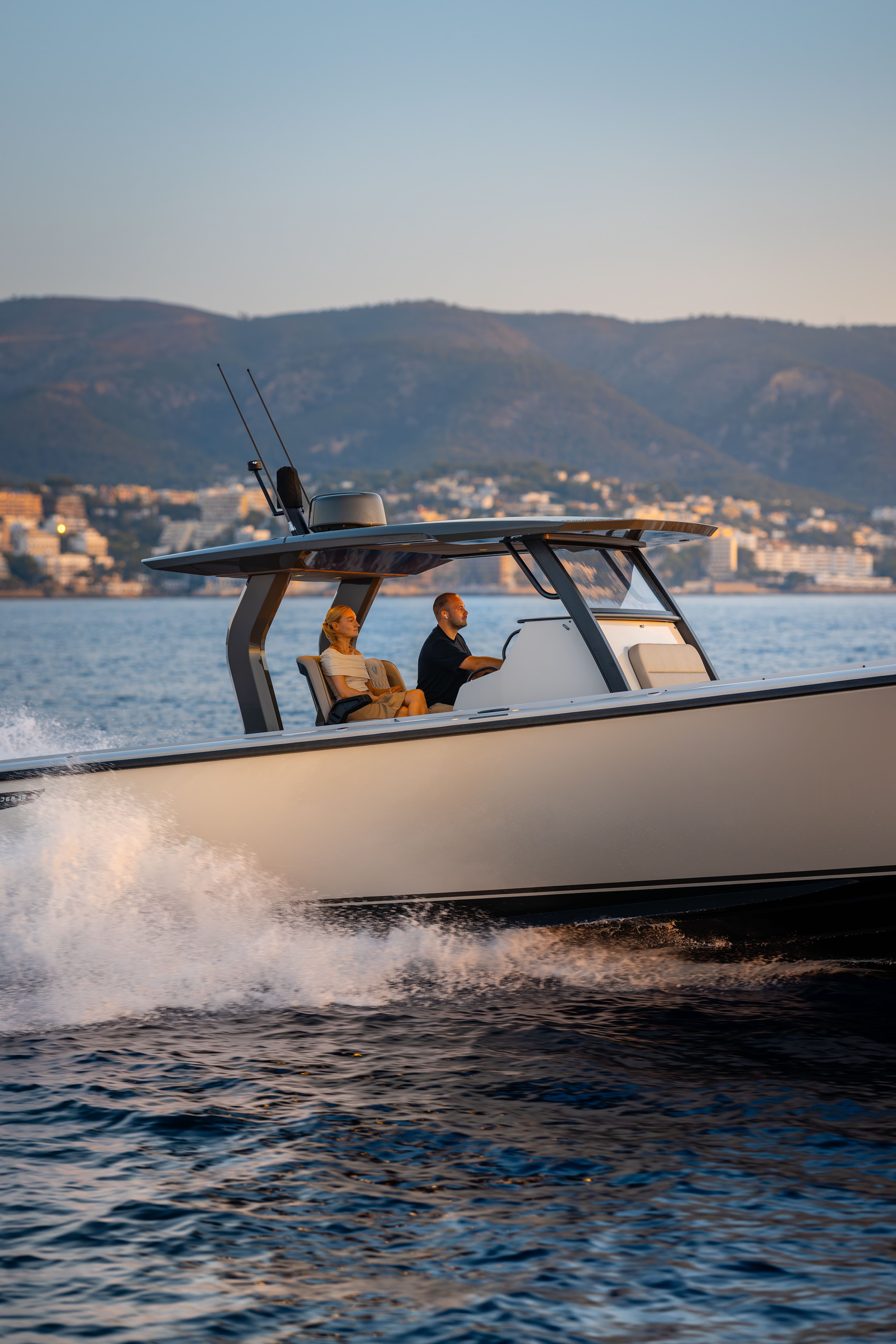 Wajer 38 S V10 center console cutout