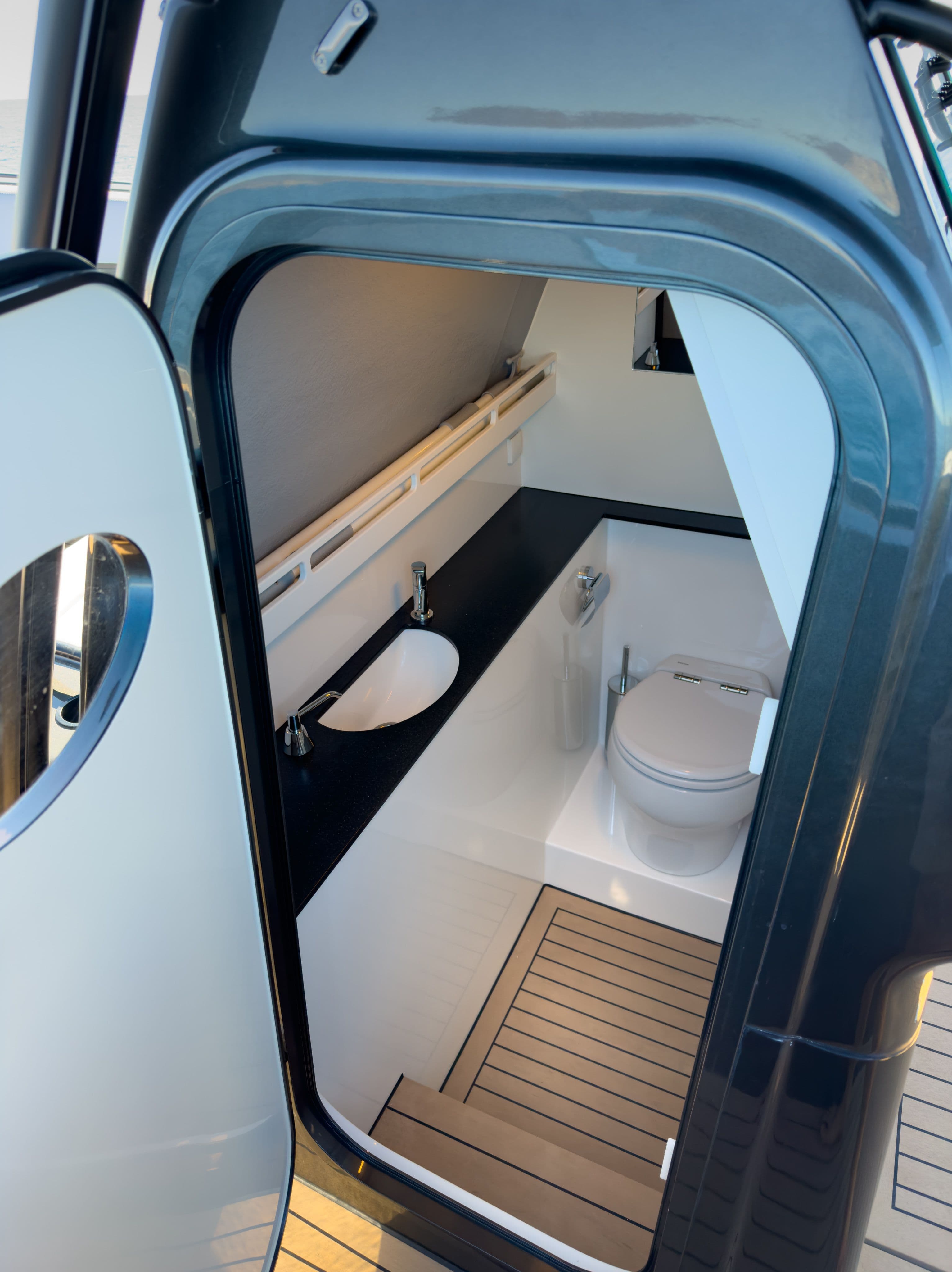 Wajer 38 S Pahe II below deck center console bathroom