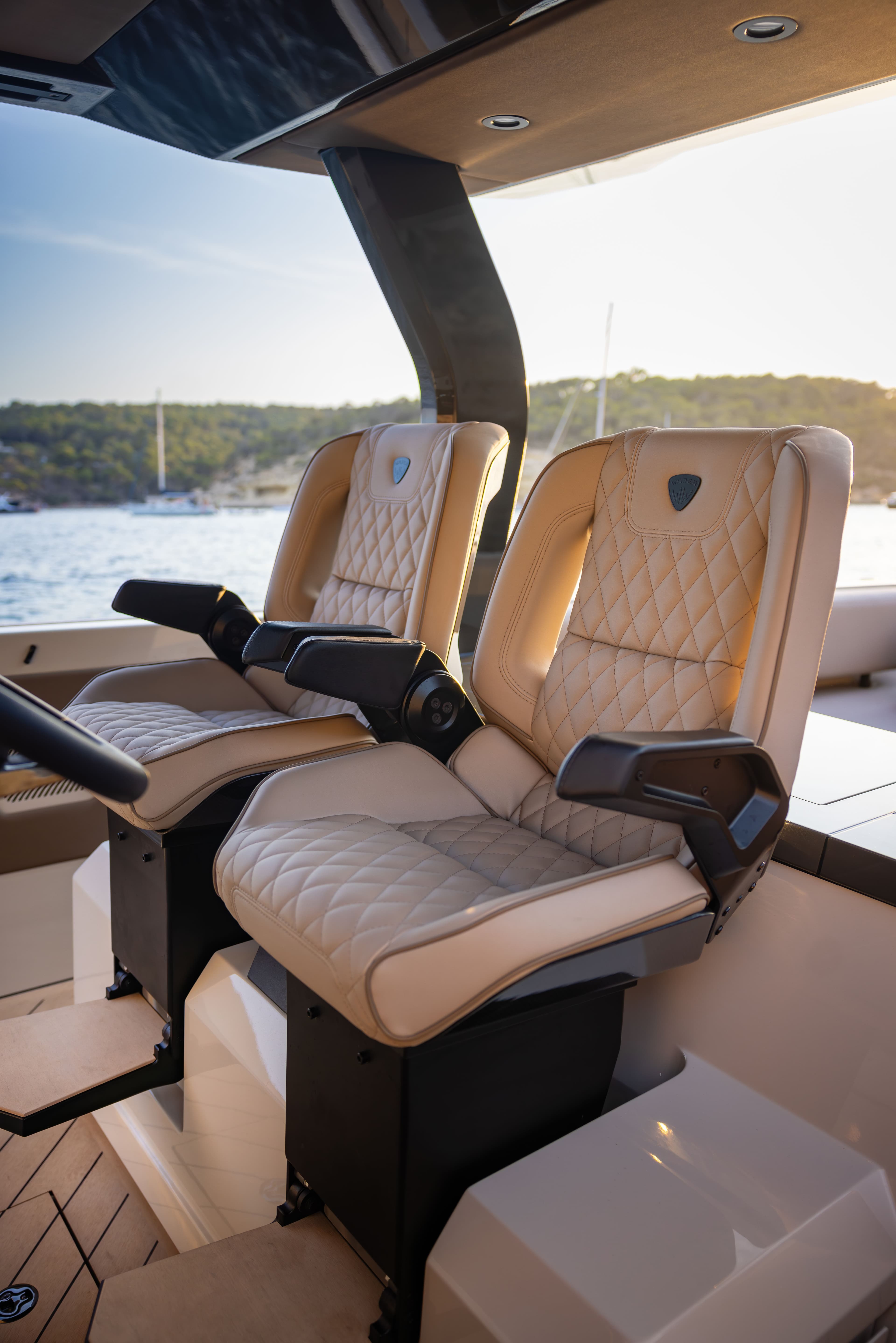 Wajer 38 S V10 outboard engines carbon shell custom design seats chairs