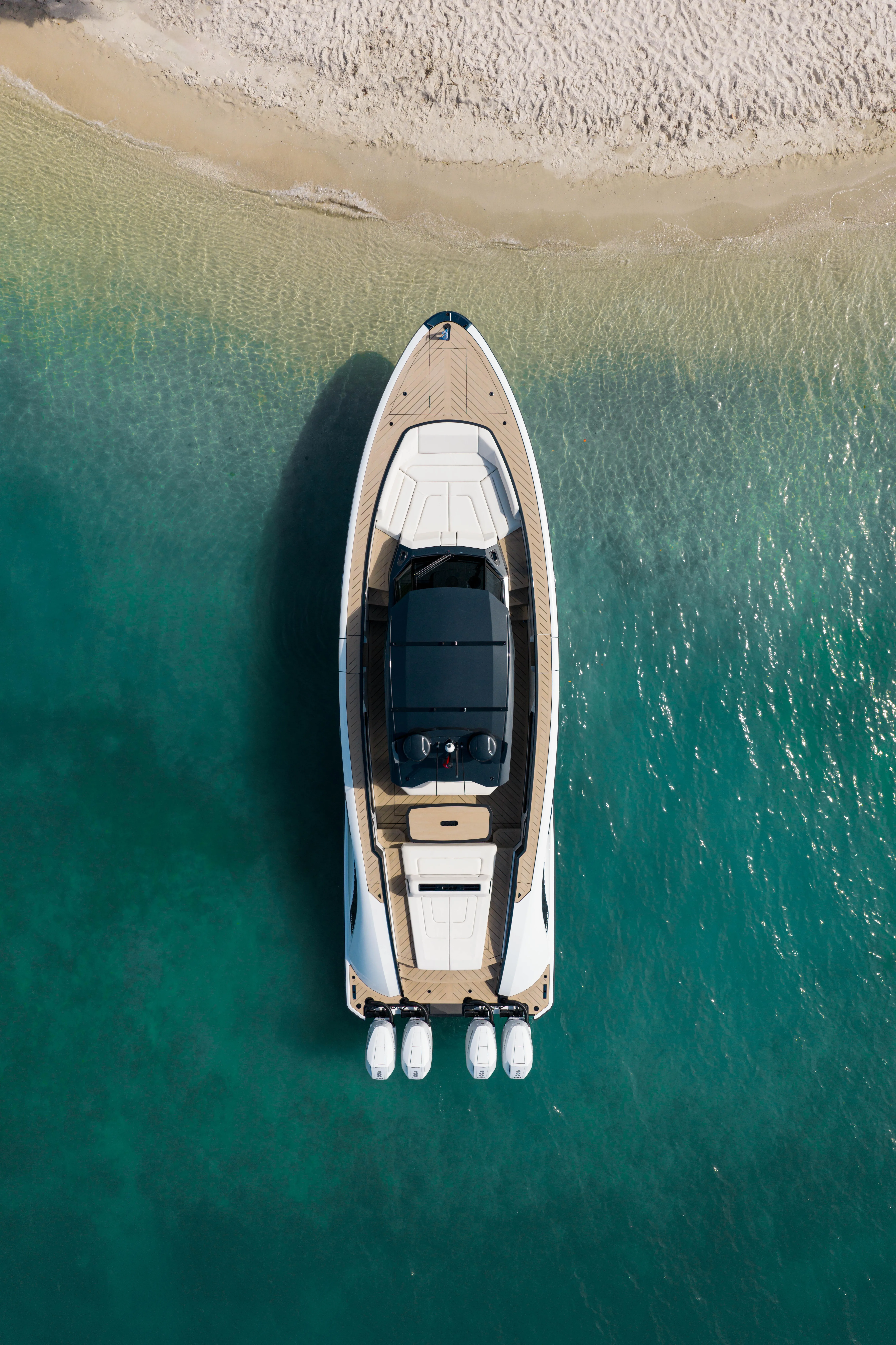 Wajer 44 S outboards topdown Moonshot beaching