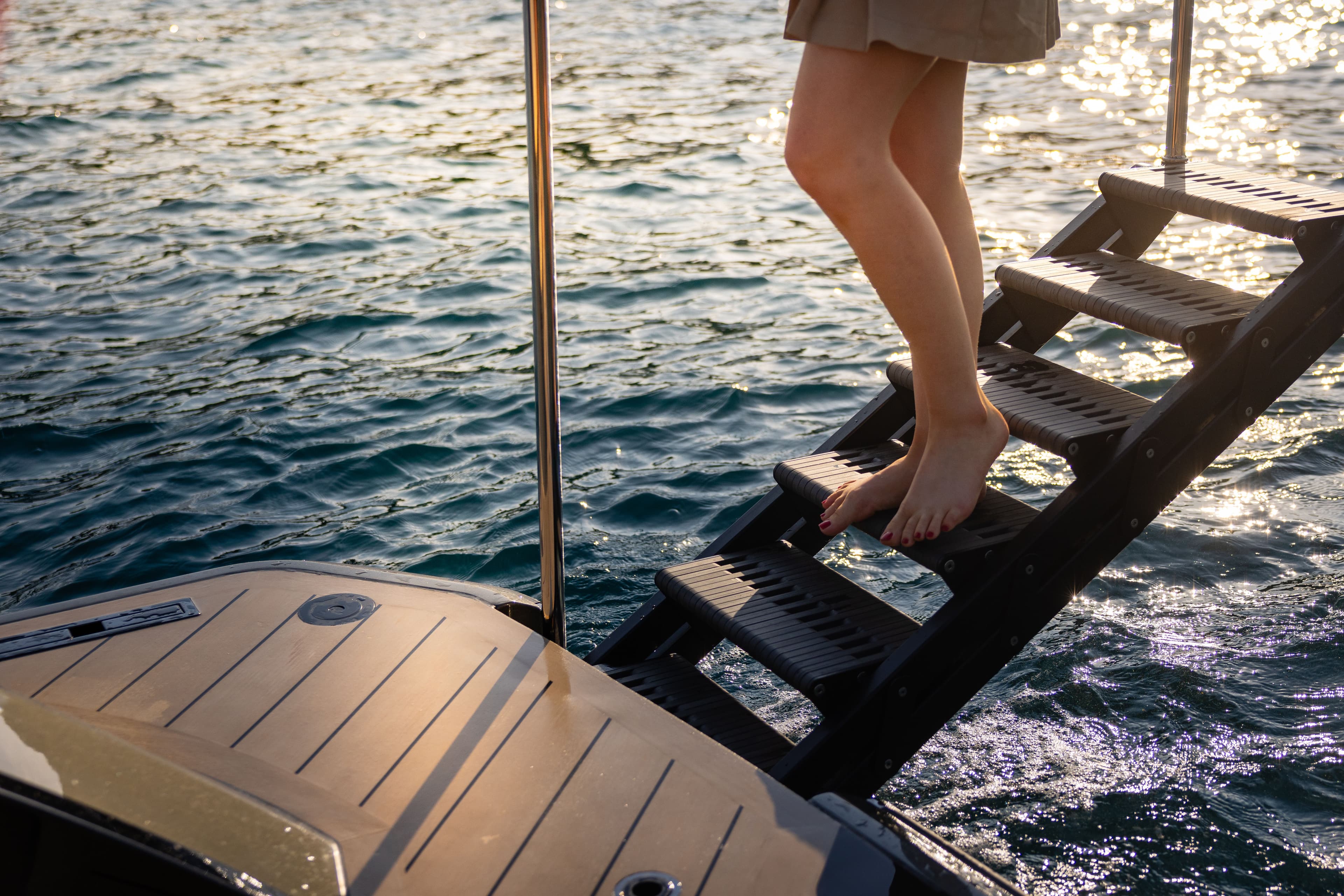 Wajer 44 S passerelle swimming ladder poles rail girl legs feet aft deck